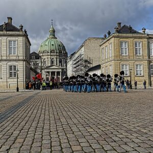 Vagtskifte ved amalienborg: Traditioner og symbolik