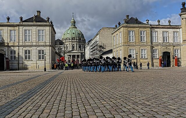 Vagtskifte ved amalienborg: Traditioner og symbolik